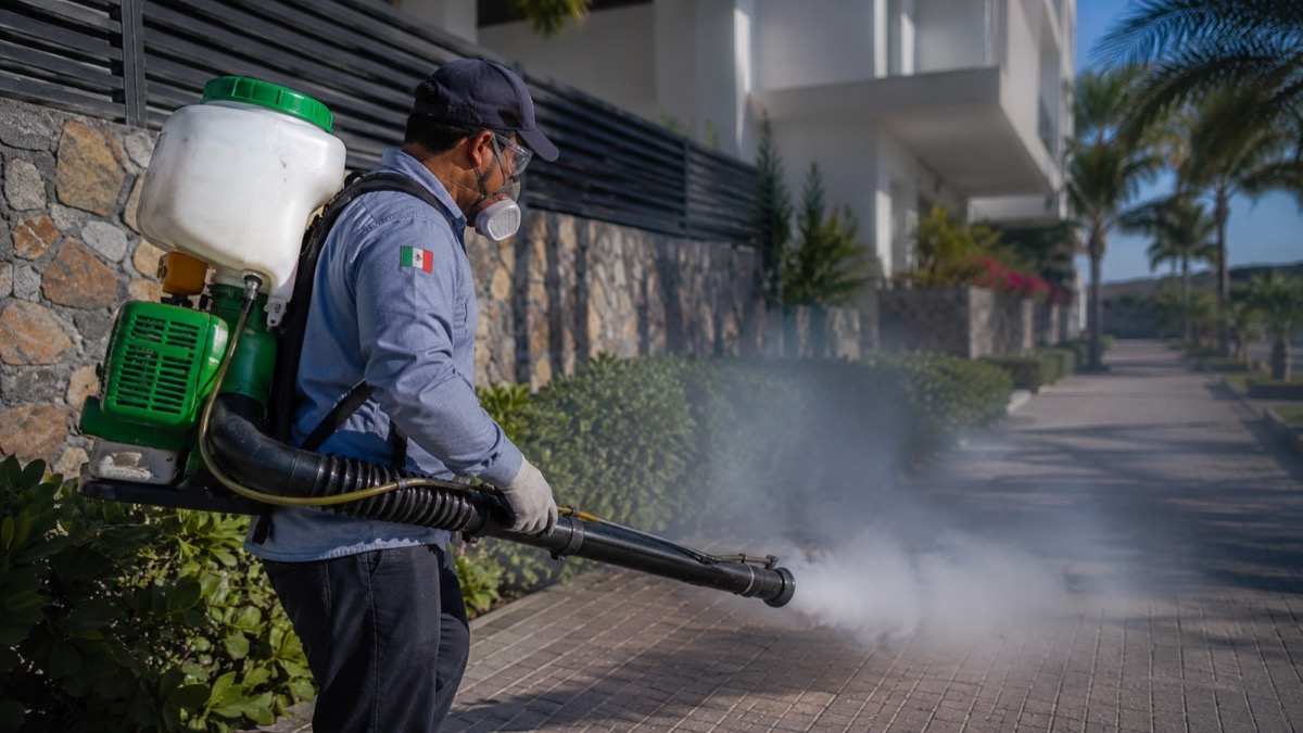 Técnico de Rios Garden termonebulizando en Campeche